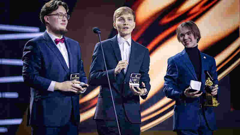 UP分享中单Qing问答：Ning是队伍老大哥 Baolan是可爱的小大哥