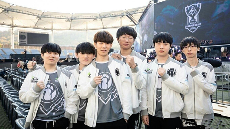 二八杠里的“牌具讲究”：为什么骨制牌九比扑克牌二八杠更有手感？（二八杠的牌具门道：骨制牌九为何比扑克牌更有手感？）